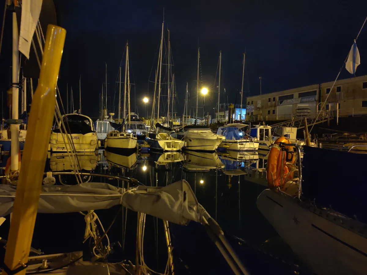 IMG_20241115_224329_Hafen Cangas bei Nacht