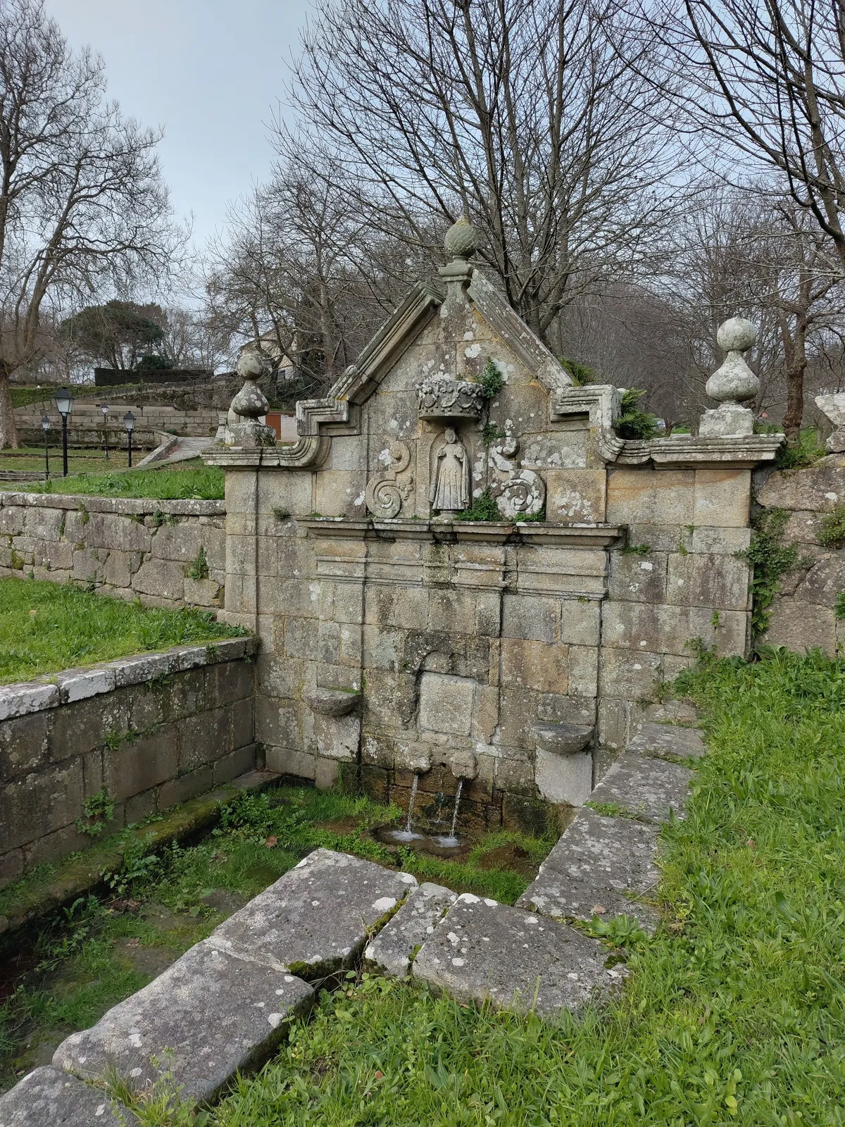 IMG_20250208_120227_Brunnen bei Kirche