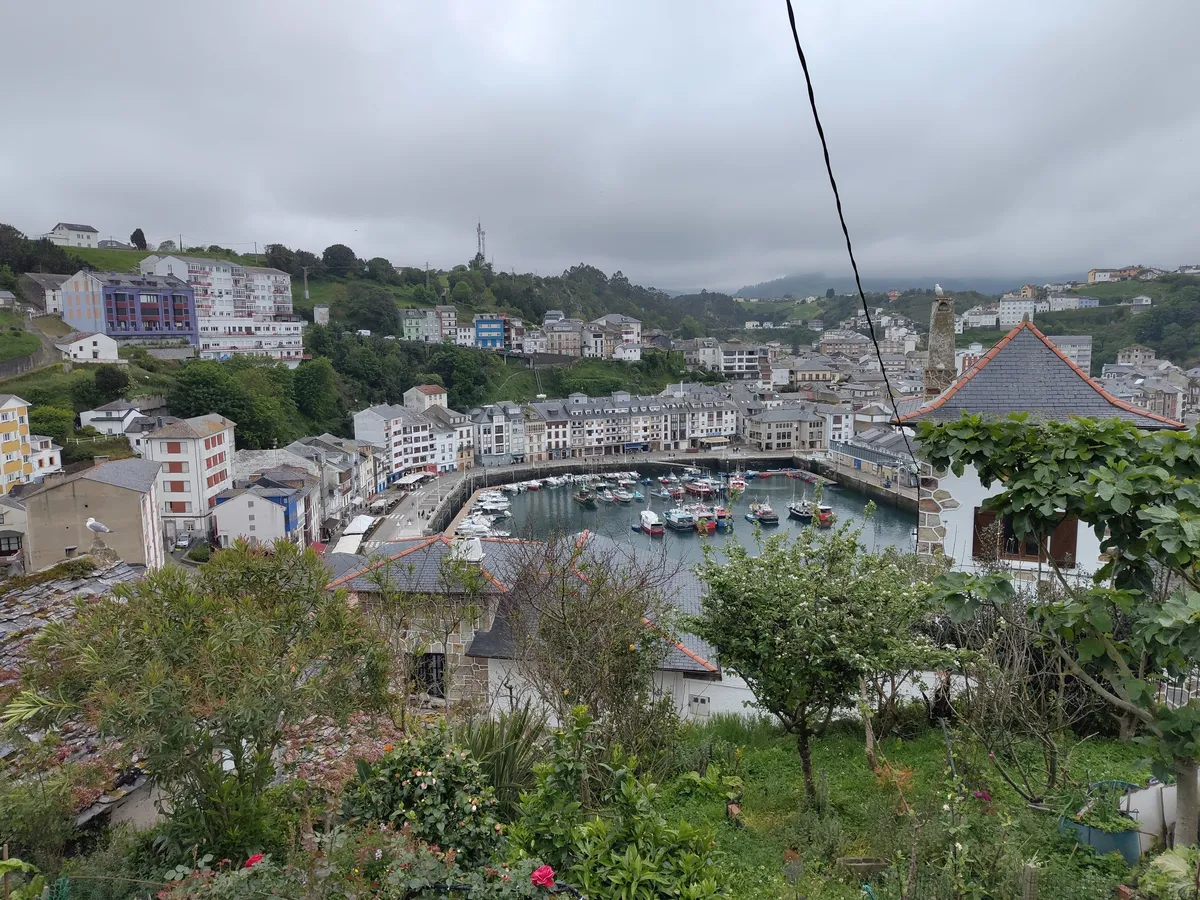 IMG_20250504_135806_Luarca Hafen von oben