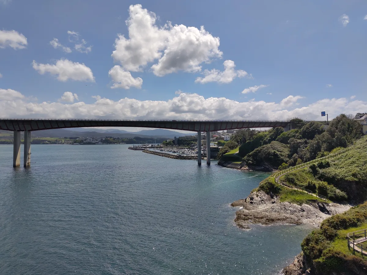 IMG_20250506_152537_Ribadeo Hafen hinter Bruecke
