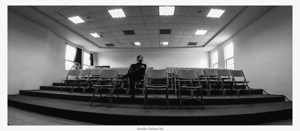 Ánades Salazar, fotografía sentado en ICBC, 2023