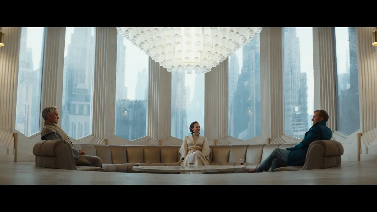 Mon Mothma seated in her home, flanked by Tay and Davo Sculdun,