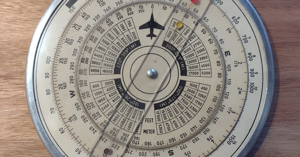 Disco de navegación del comandante Kurt Mandelik, con la tabla de altitudes dividida en cuatro cuadrantes