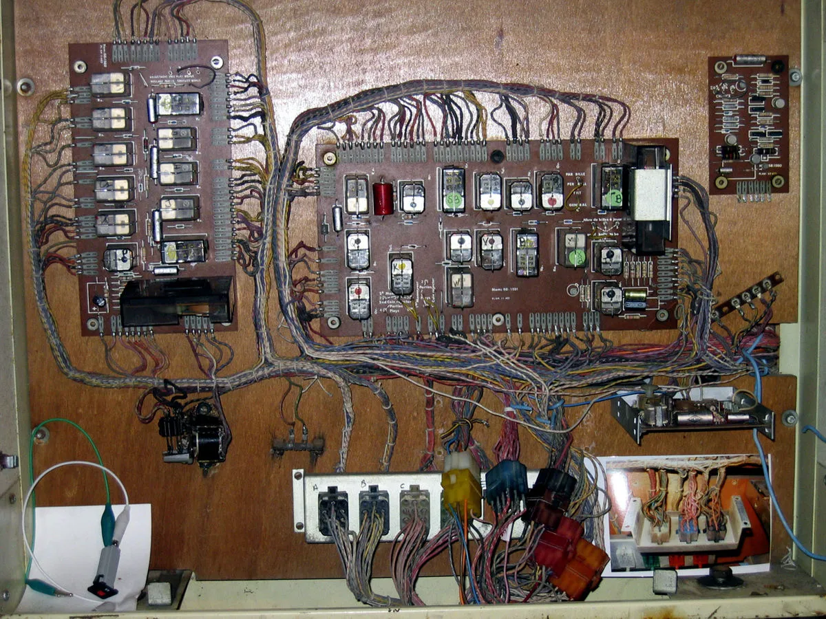 The circuit boards inside the backbox of a Schuss machine