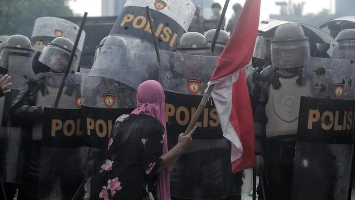 ibu-berjilbab-pink-di-aksi-demo-dpr-jakarta-1756457988833_169
