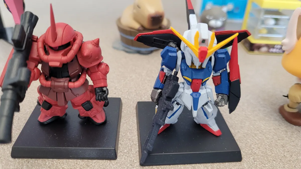 Chibi Gundam mechs