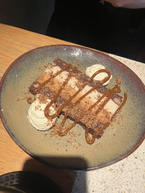 snickers cake with tonka cream