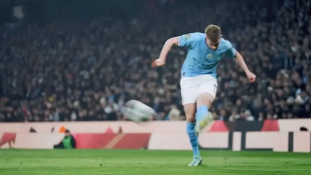 Kevin De Bruyne crosses a ball.