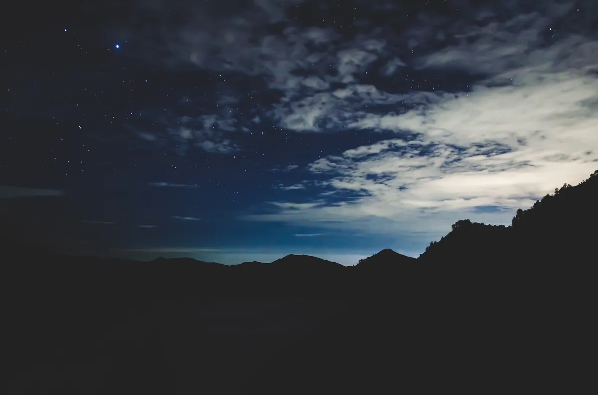 stars-night-sky-mountains-988557-wallhere
