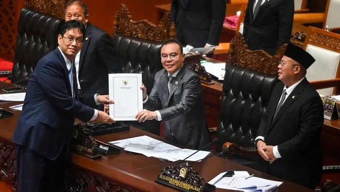 Menteri Keuangan Purbaya Yudhi Sadewa menyerahkan berkas pendapat akhir dalam Rapat Paripurna DPR saat revisi UU P2SK disahkan