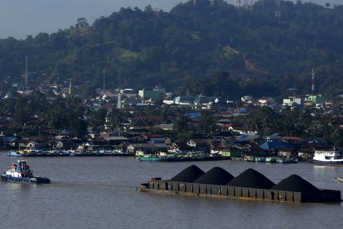 Kapal menarik tongkang batubara di Sungai Mahakam Samarinda Kalimantan Timur.