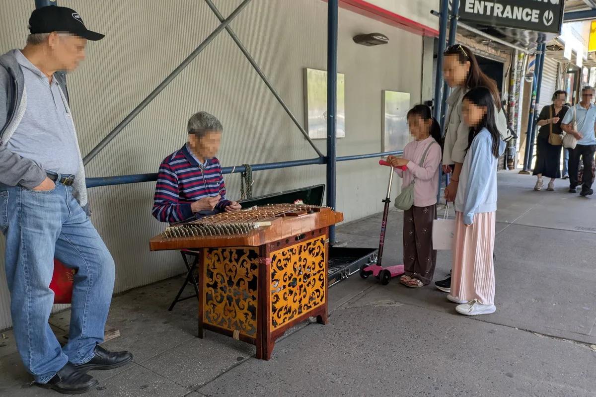yangqin player drawing a small crowd