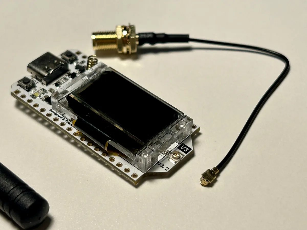 Heltec v3 board with a disconnected antenna cable