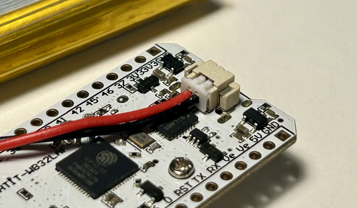 Heltec v3 battery port connected to a battery