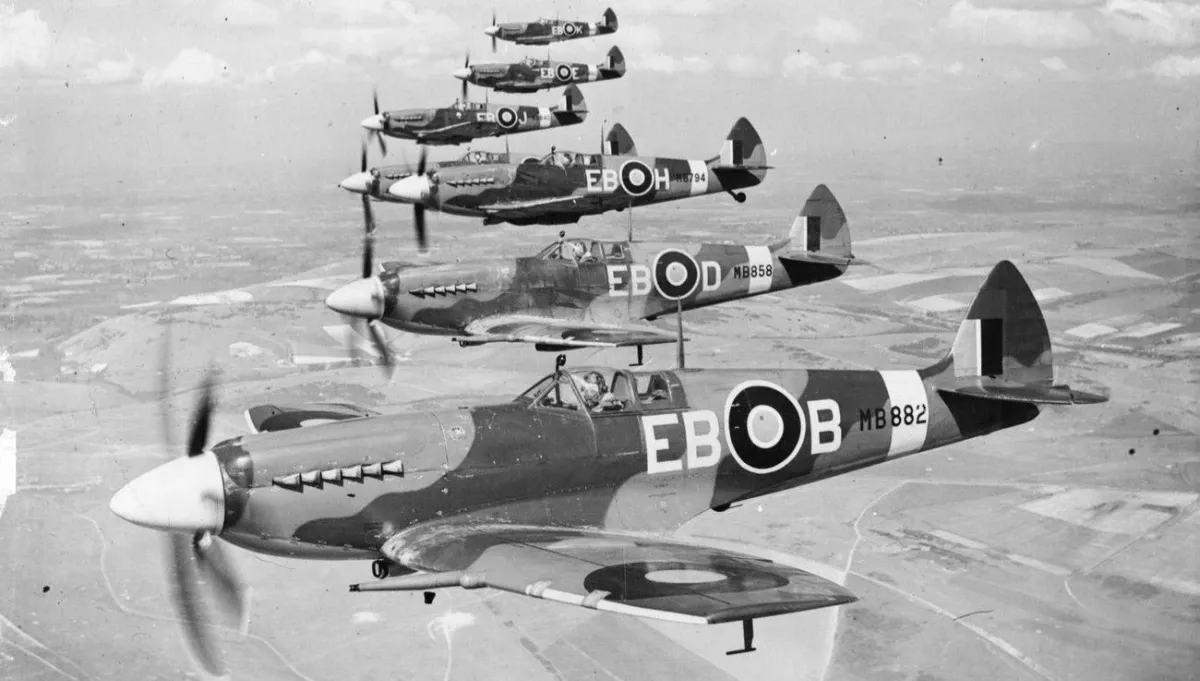 Supermarine_Spitfire_F_Mk_XIIs_of_41_Sqn