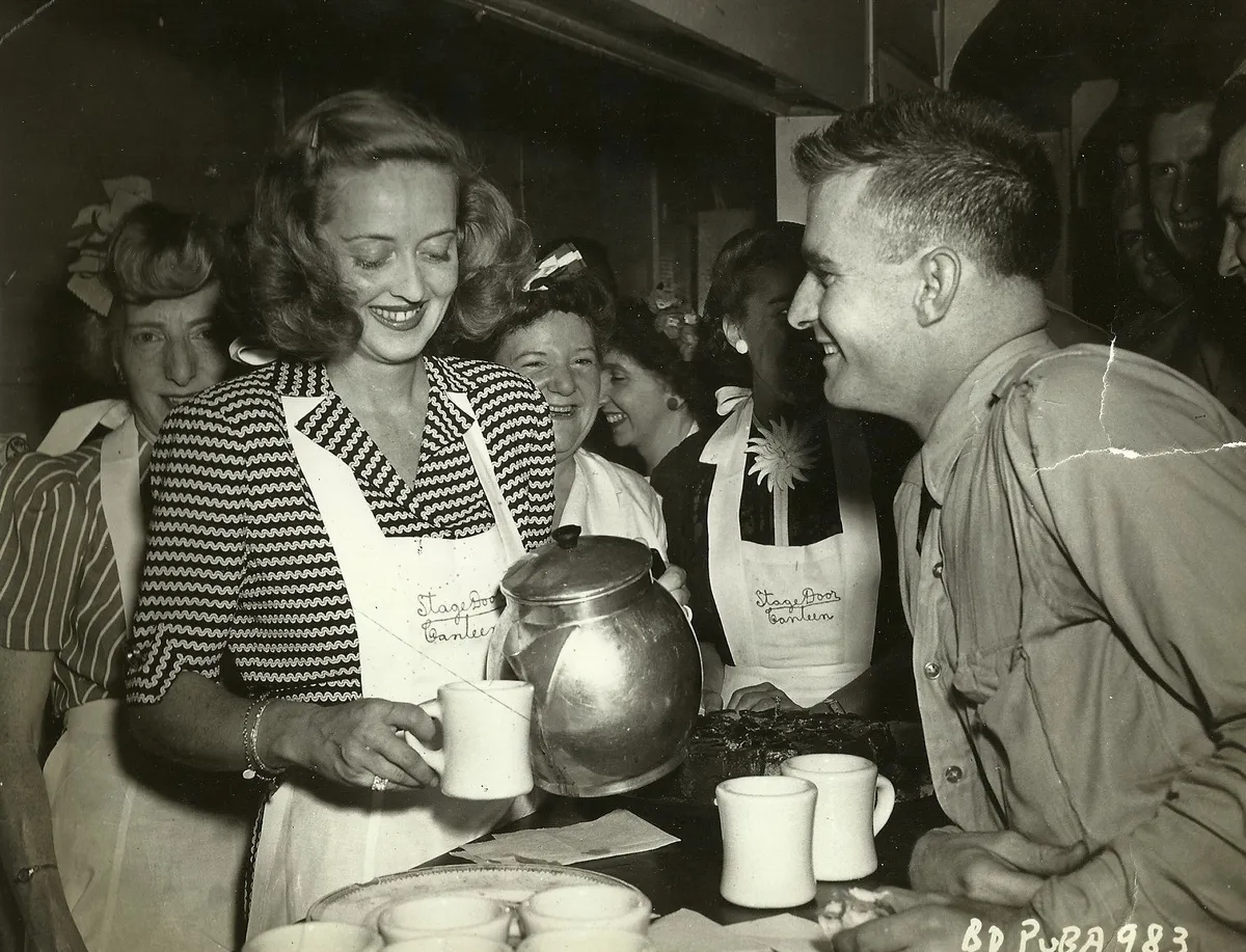 Bette_Davis_na Hollywood_Canteen_1945