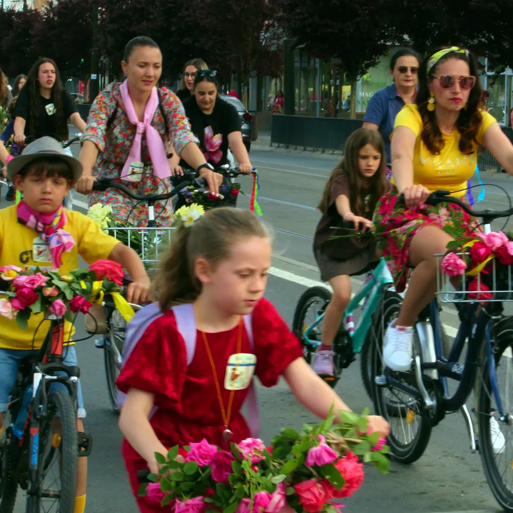 PHOTO | Skirtbike 2026: In Resita, Summer rolls in on a bike decorated with flowers wearing their finest skirt.