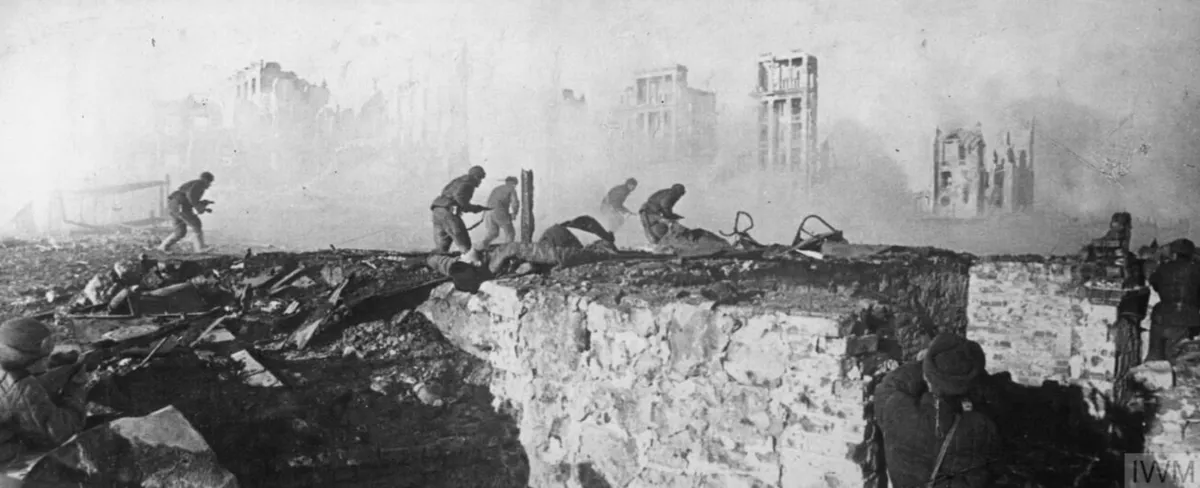 A photograph of Soviet Red Army troops moving forward during the battle of Stalingrad (July 1942 - February 1943) during the Second World War (1939-45).