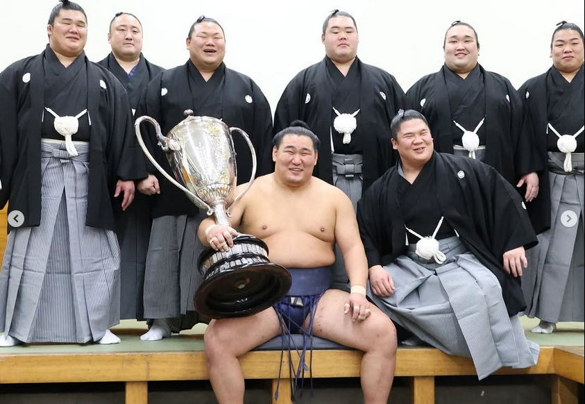 Hoshoryu, with the boys, holding the Emperor's Cup for January 2025