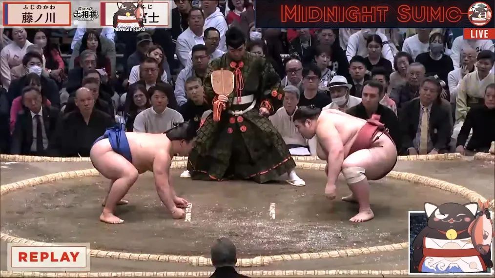 121kg Fujinokawa facing off against 198kg Atamifuji