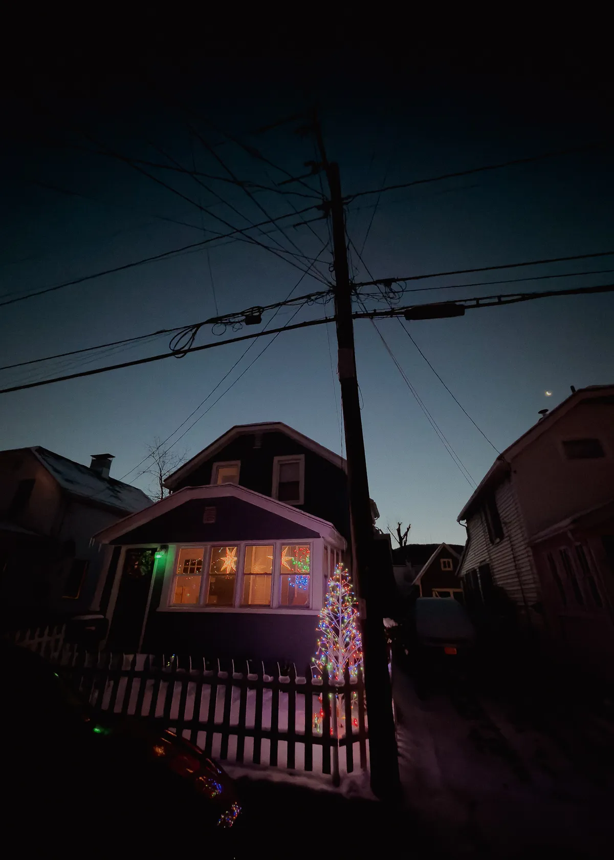 house with christmas decorations early in the morning 20251215-IMG_9903