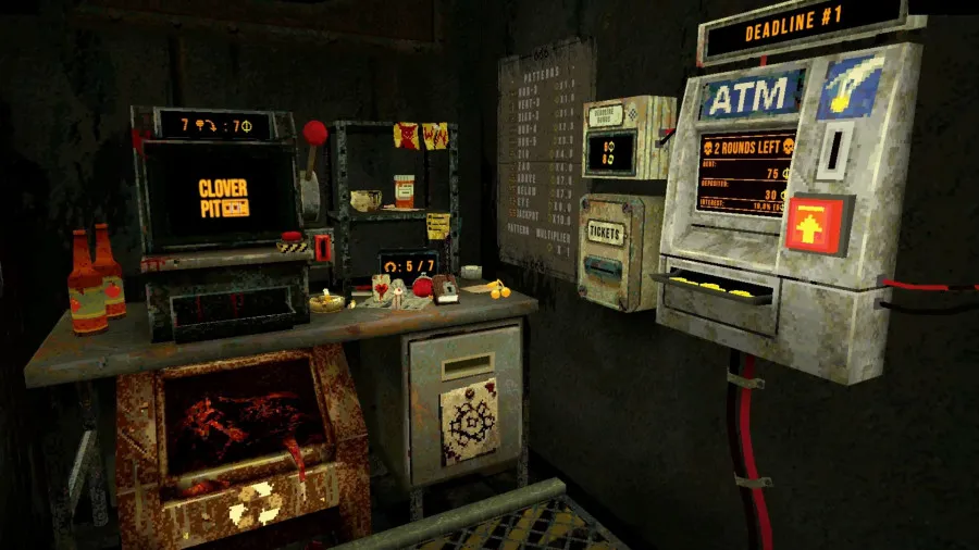 Print de uma cena in game de cloverpit. A cena mostra um cômodo de metal apertado, onde estão um máquina de saque rápido presa à parede, uma uma mesa de computador cheia de parafernalhas e uma máquina caça-níquel. O lugar é sujo, com alguns pontos sujos de sangue, e uma atmosfera incômoda.