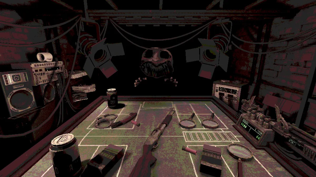 Print in game do jogo buckshot roulette. A cena mostra um cômodo escuro, com uma mesa logo à nossa frente e, na outra ponta dela, uma criatura humanoide de rosto grande e redondo, com dentes pontiagudos projetados para fora da boca. Na mesa separando o player da criatura estão uma espingarda, maços de cigarro, lupas e outros objetos.