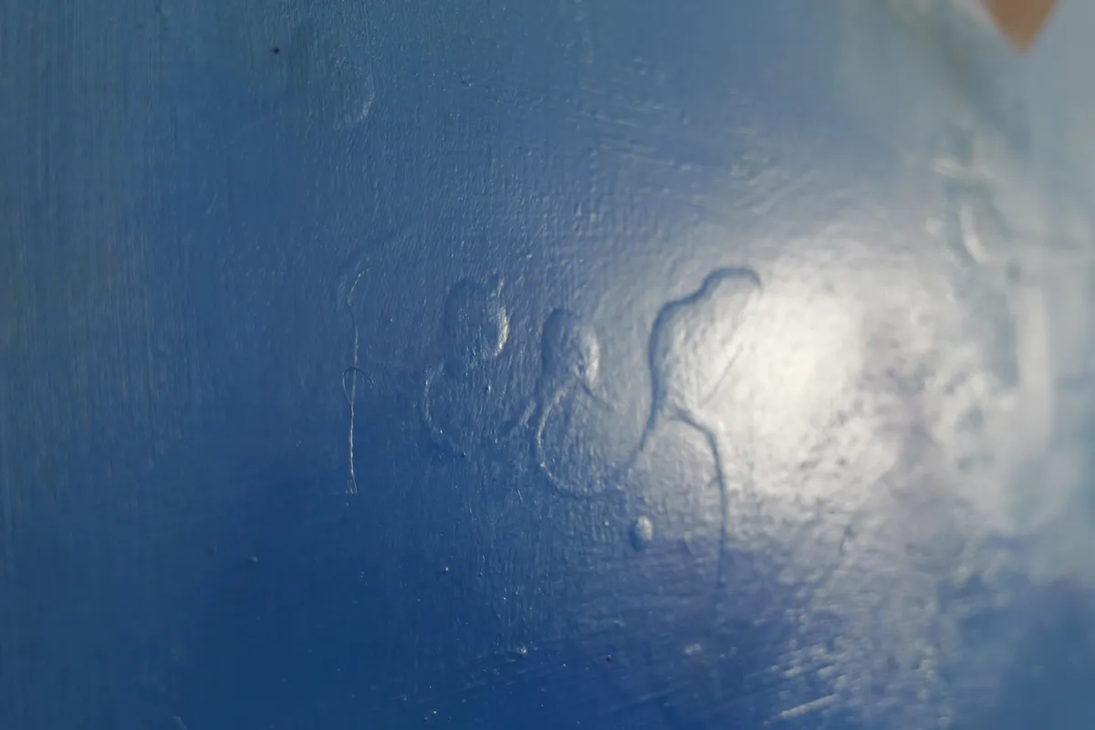 Relief bleu