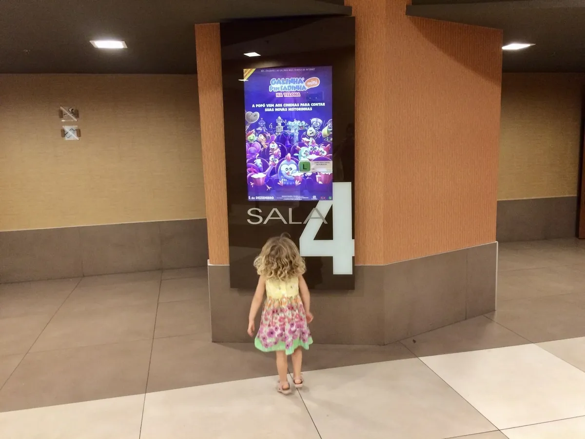 nina-primeira-vez-no-cinema