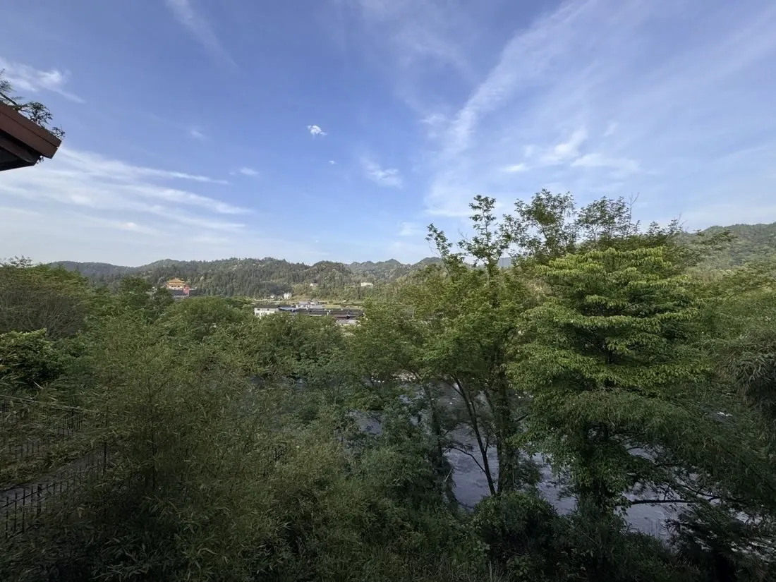 阳台外的山与水