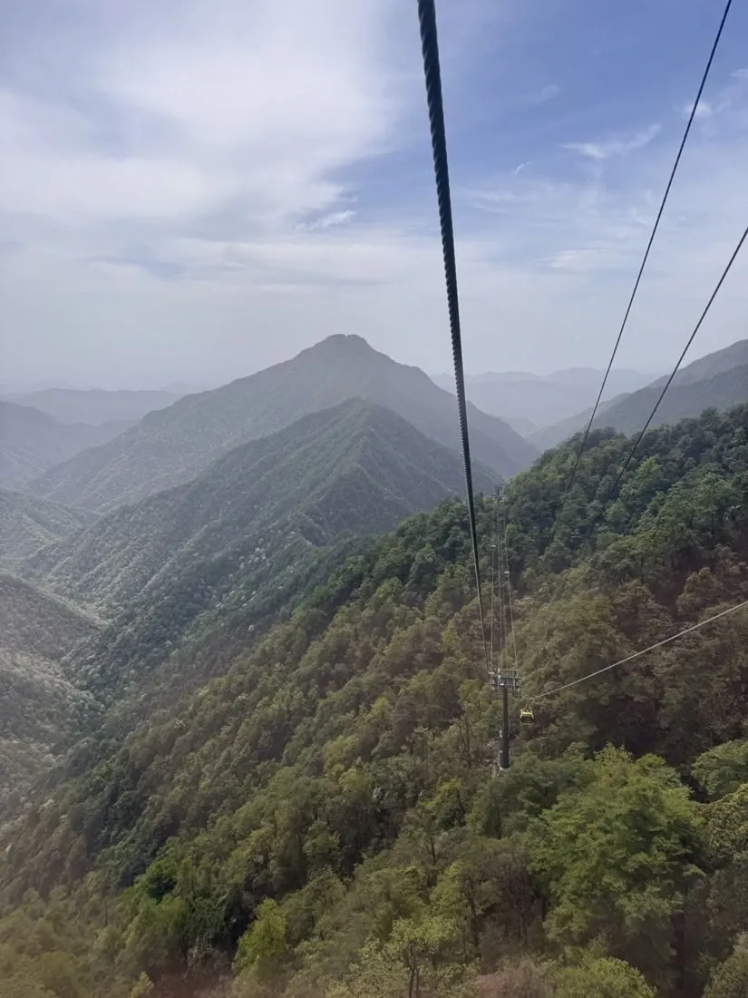索道窗外的群山