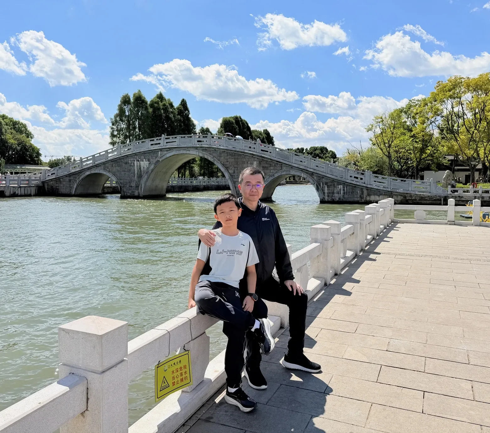大观公园,和许熠然在湖边合影。