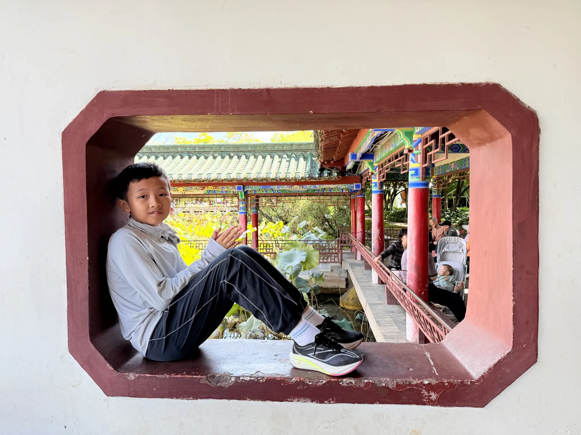 花窗里,也能找到一个拍照的位置。
