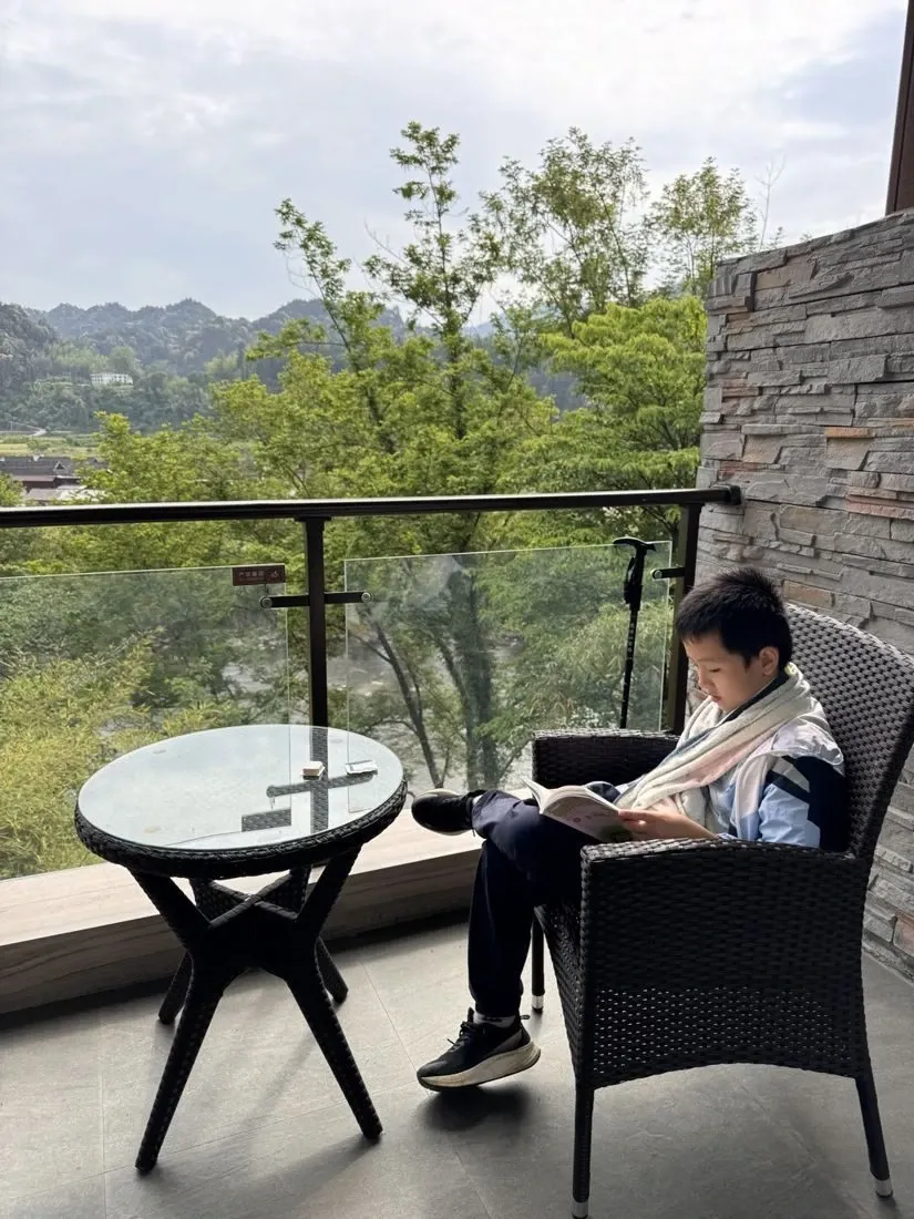 小茶几旁,读一会儿书