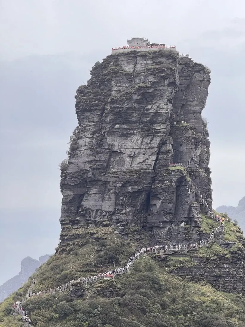 岩峰与山间阶梯