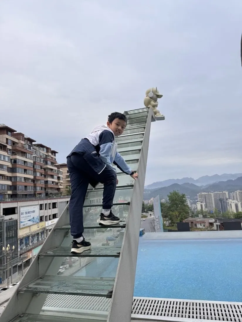 房顶上的无边泳池
