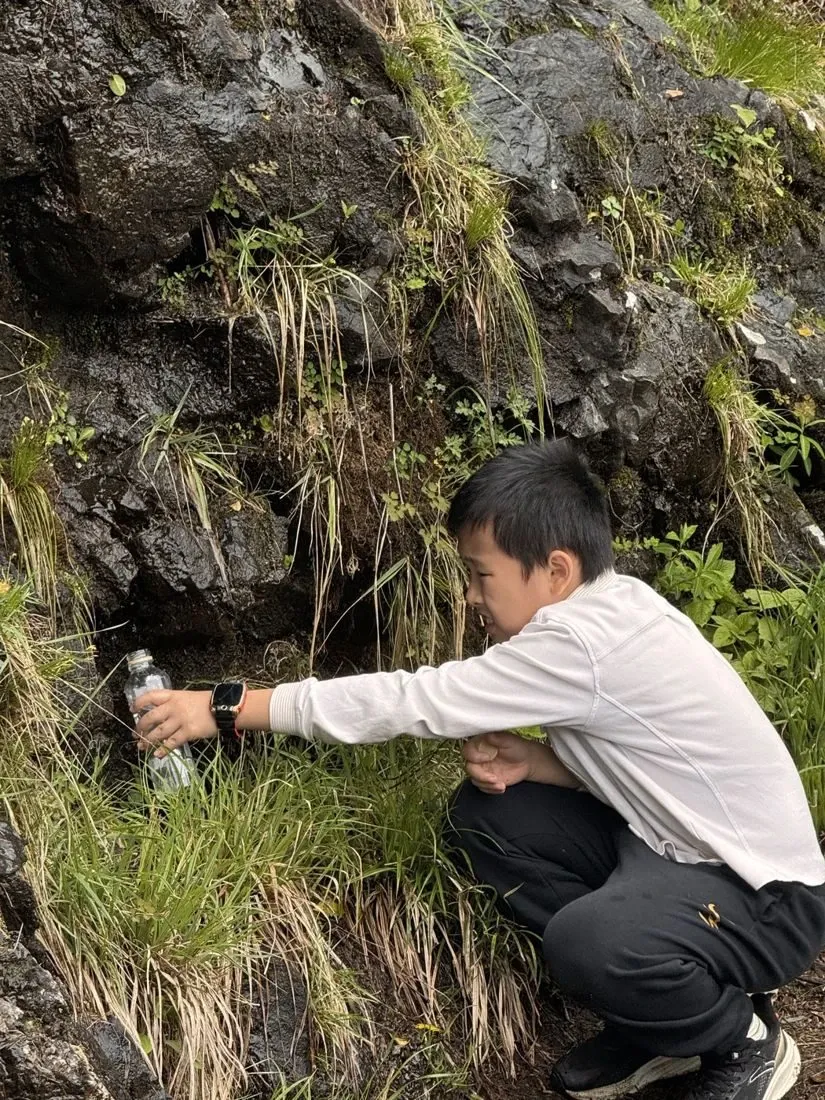 岩壁边接水