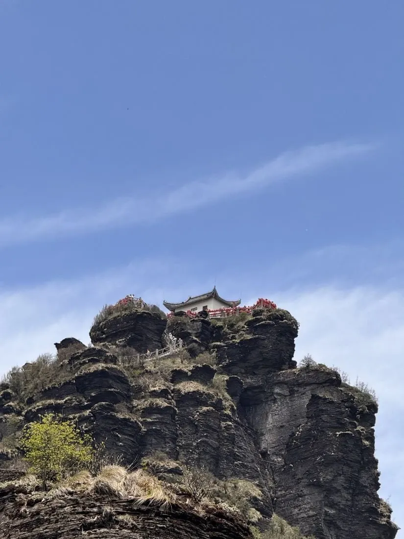 蓝天下的峰顶建筑