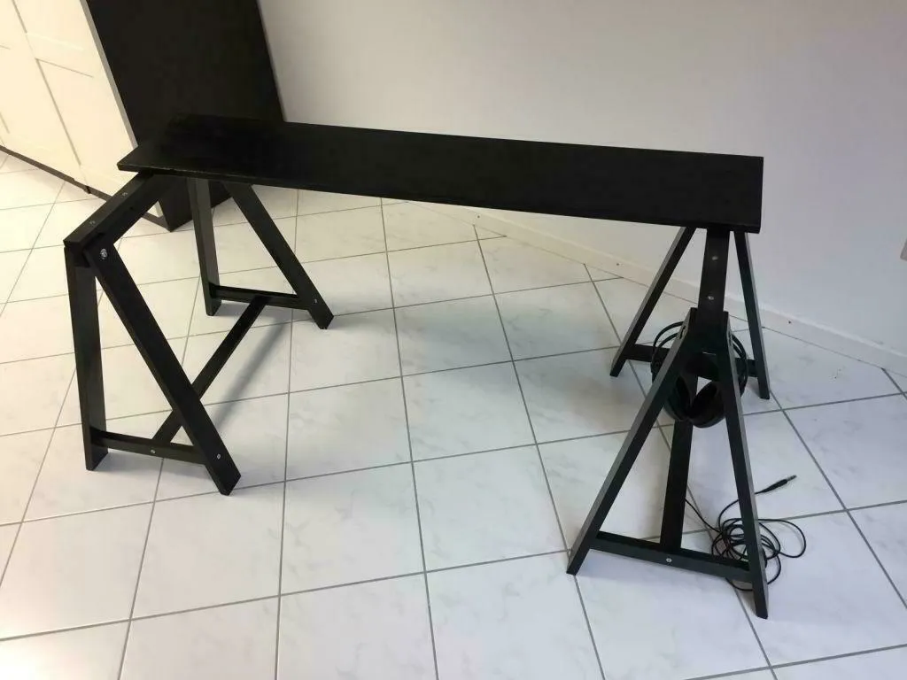 Fertiger IKEA Oddvald Piano-Ständer, noch ohne Piano