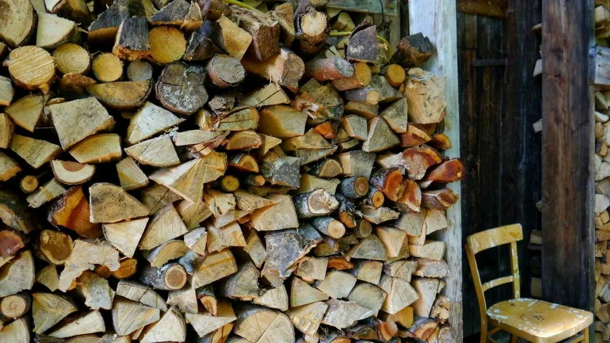 Gestapeltes Brennholz vor einem Schuppen im Zillertal