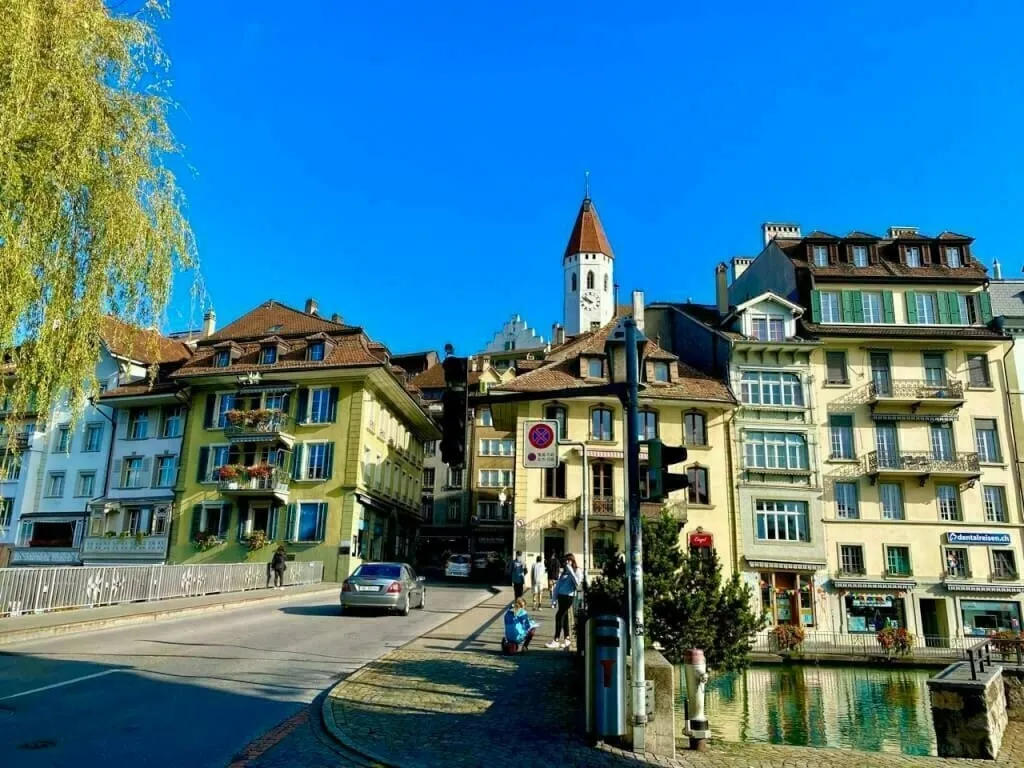 Blick von der Sinnebeücke auf die Altstadt und die Stadtkirche