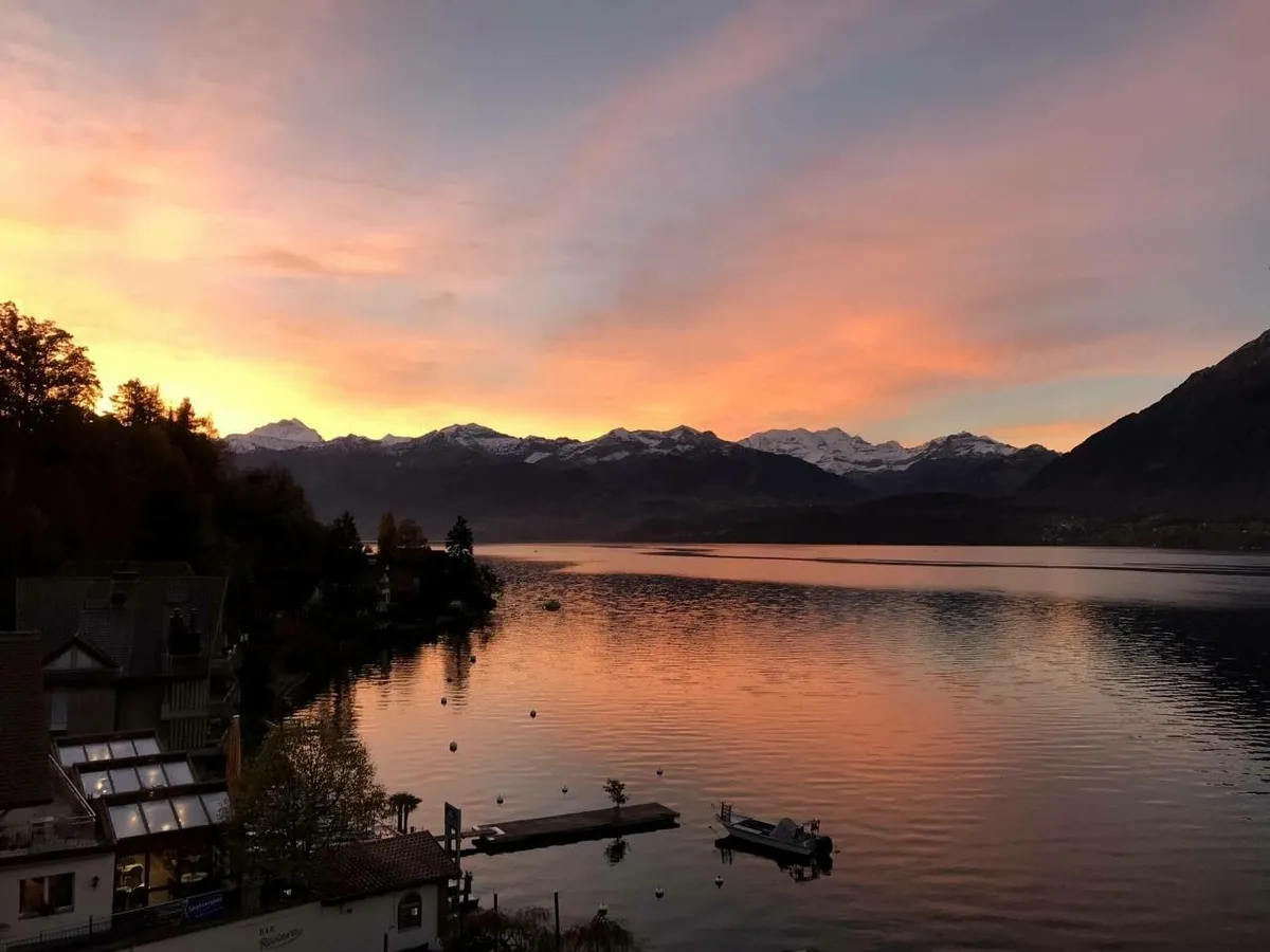 Sonnenuntergang in den Bergen am Thuner See