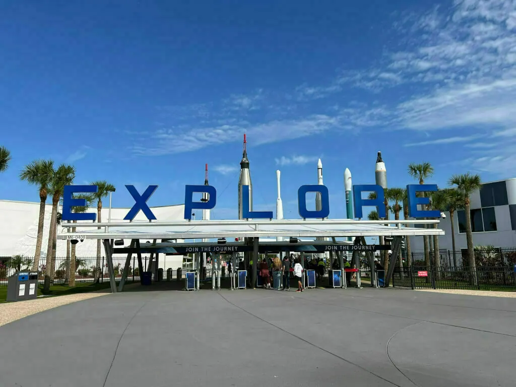 Eingangsbereich des Kennedy Space Centers in Florida.