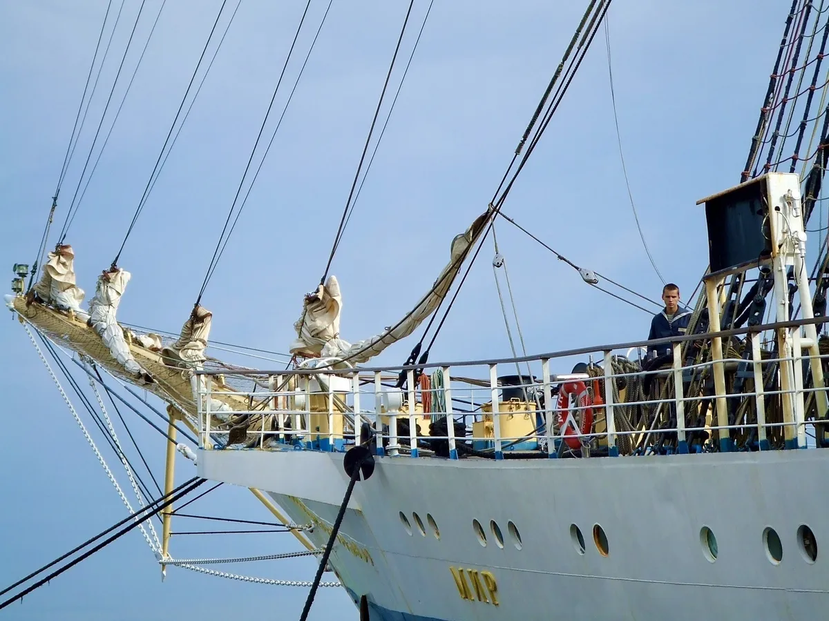 Ein Matrose steht am Bug des Segelschulschiff MIR und schaut wachsam (September 2006 in Cuxhaven).