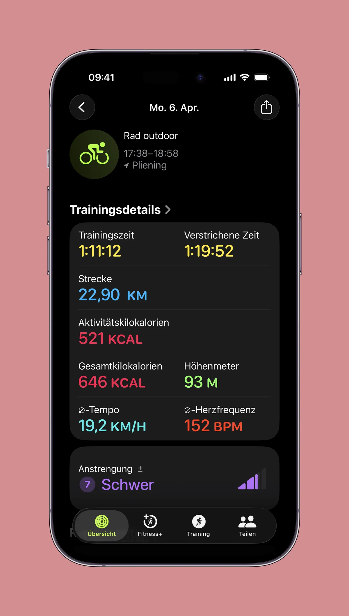 Ein Smartphone-Bildschirm zeigt die Trainingsdetails für eine Radtour im Freien. Die Informationen umfassen die Trainingszeit von 1 Stunde und 11 Minuten, eine Strecke von 22,90 km, sowie die verbrannten Kalorien und die Herzfrequenz.