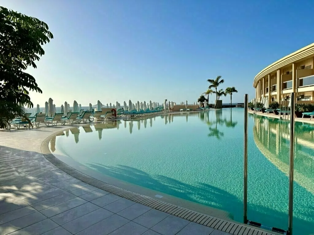 Blick über den ruhigen Meerwasserpool im Iberostar Palace Hotel auf Fuerteventura.
