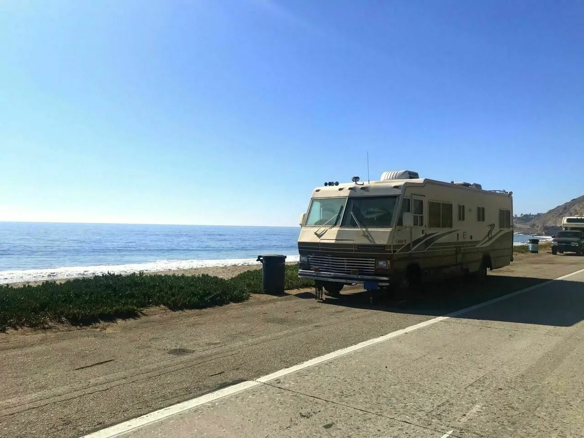 Camper von Surfern am Highway 1, direkt am Pazifik