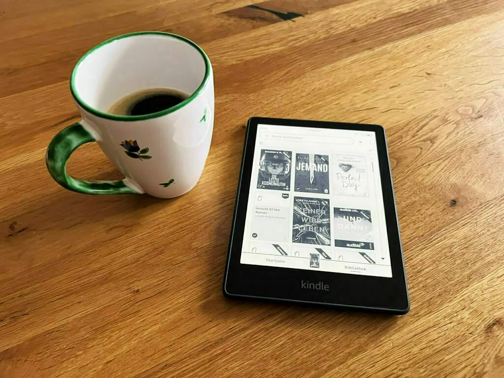 Mein neuer Kindle eBook-Reader mit einer frischen Tasse Kaffee.