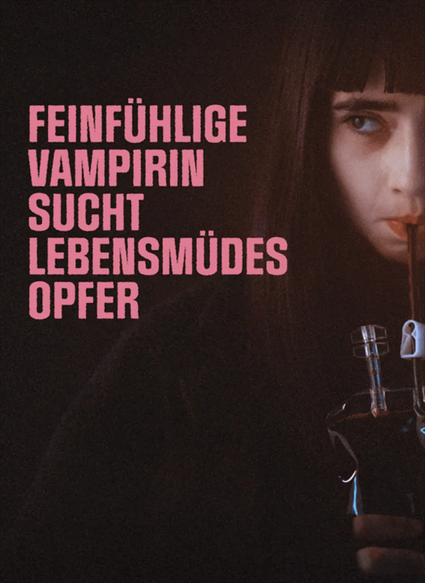 Eine Frau trinkt Blut aus einer Flasche, während daneben der Text "Feinfühlige Vampirin sucht lebensmüdes Opfer" steht.