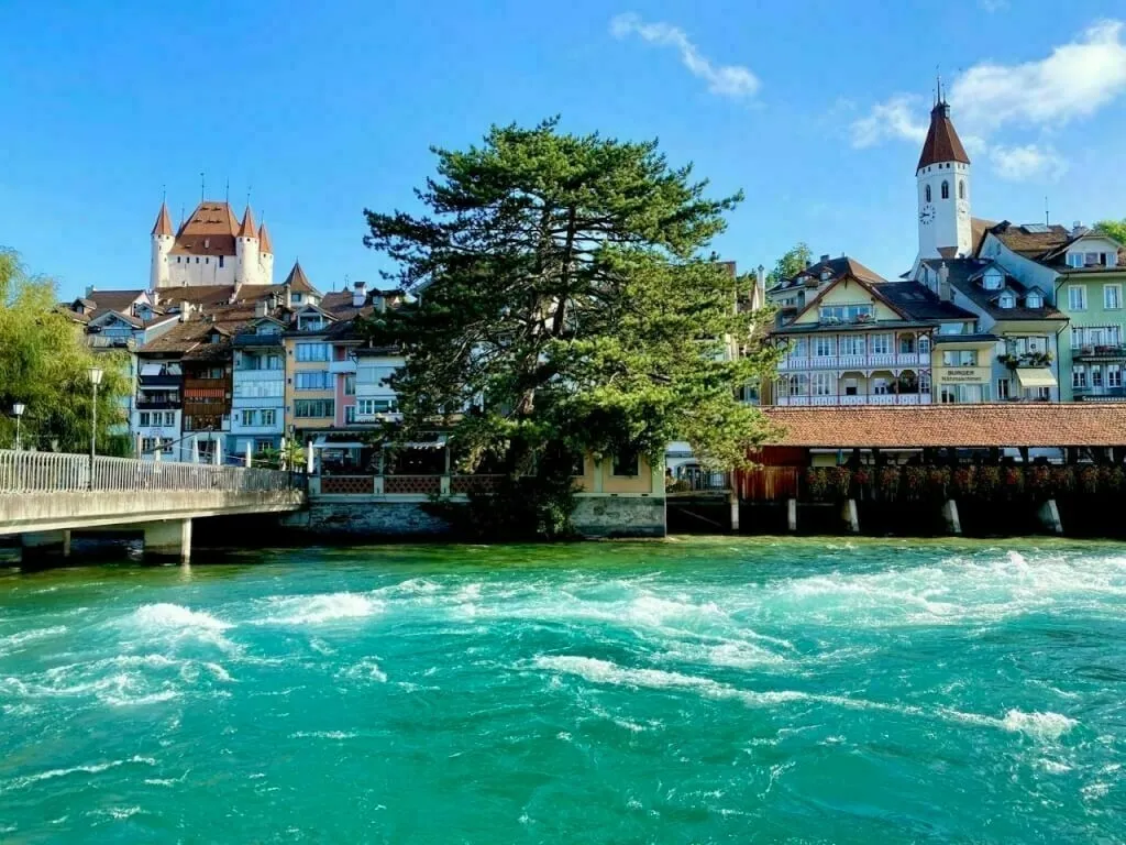 Blick über die Aare auf die Altstadt von Thun mit den markanten Highlights Schloss und Stadtkirche